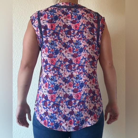 41 Hawthorn Floral Sleeveless Blouse - Picture 3 of 4